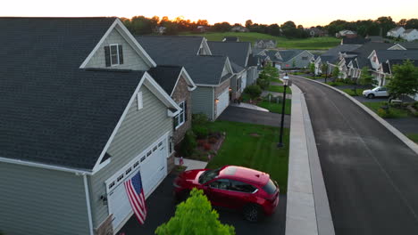 primer plano aéreo de casas pequeñas nuevas en estados unidos