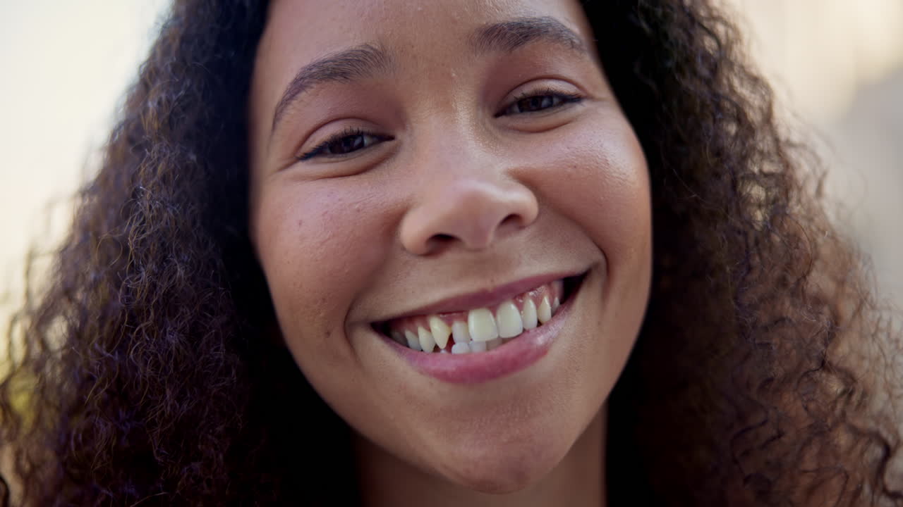 feliz, viajar y cara de mujer en la ciudad el fin de semana