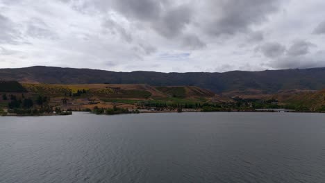 Lake-Dunstan-In-Central-Otago-Mit-Bewölktem-Himmel-Und-Zerklüftetem-Gelände,-Luftaufnahme