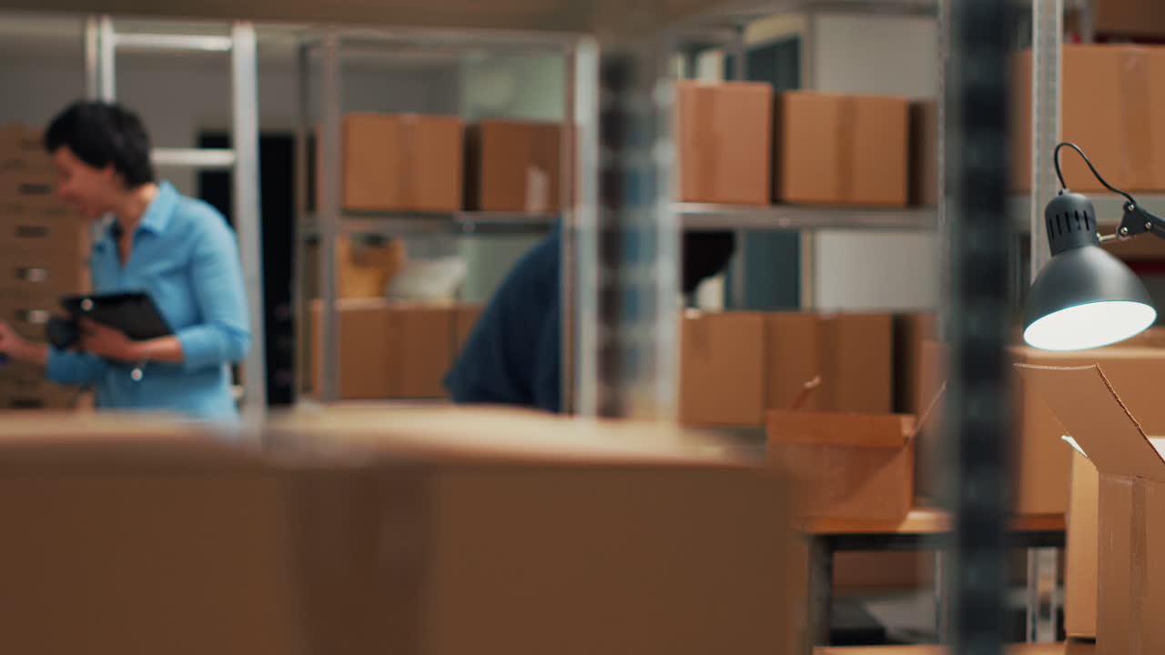 trabajadores de almacén que preparan paquetes para su envío