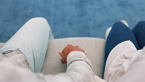 arriba, pareja y cogidos de las manos en un sofá