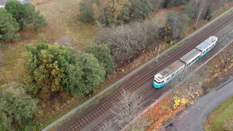 vista aérea superior del ferrocarril rural sueco con tren pasando, estático, día