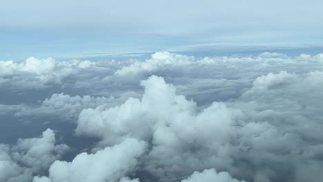 vista aérea tomada desde un avión de algunas nubes