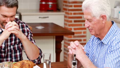 Großfamilie-Betet-Vor-Dem-Abendessen