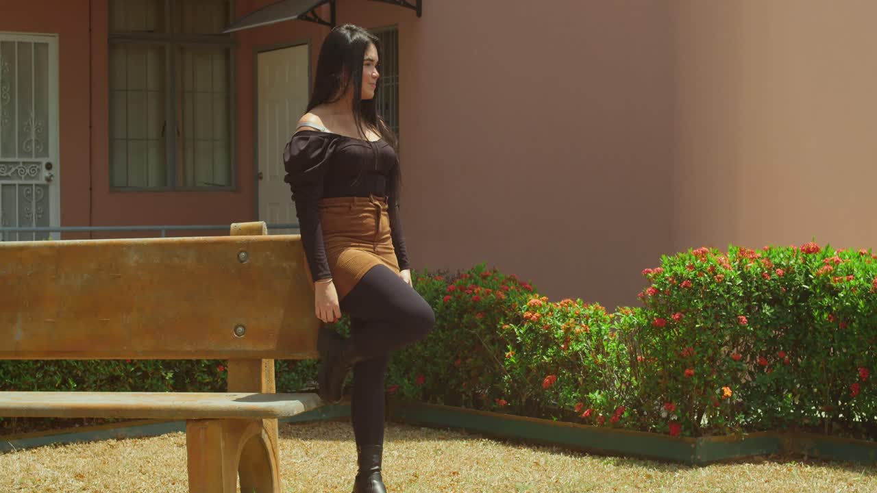 молодая испанская девушка в парке в сексуальной мини-юбке