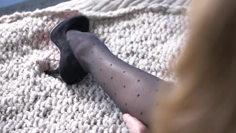 폴카 도트 (polka dot) 를 입은 높은 발꿈치 신발 을 입은 여자 의 다리