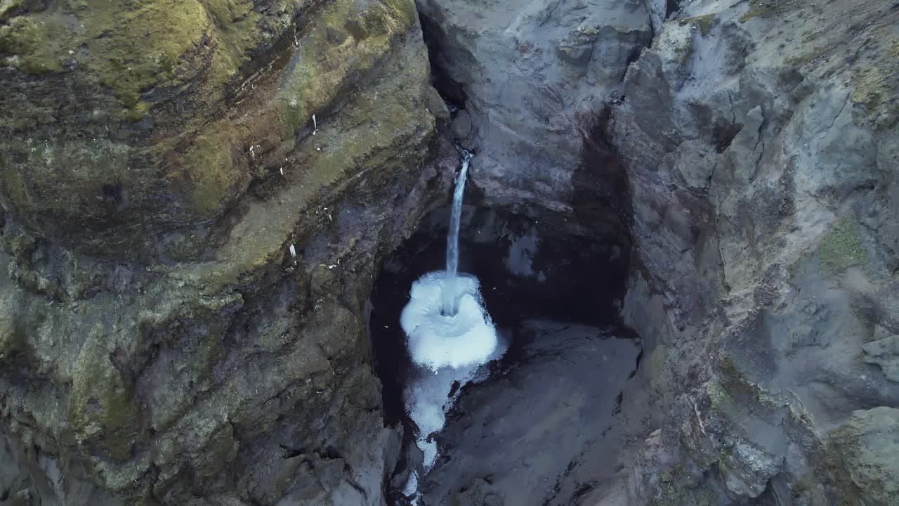 estuario del río en el valle iluminado por el sol