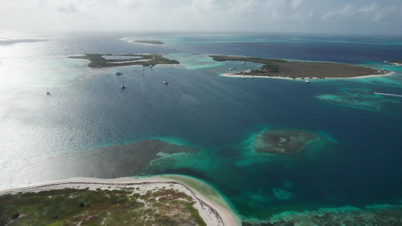 vista aérea de una isla tropical