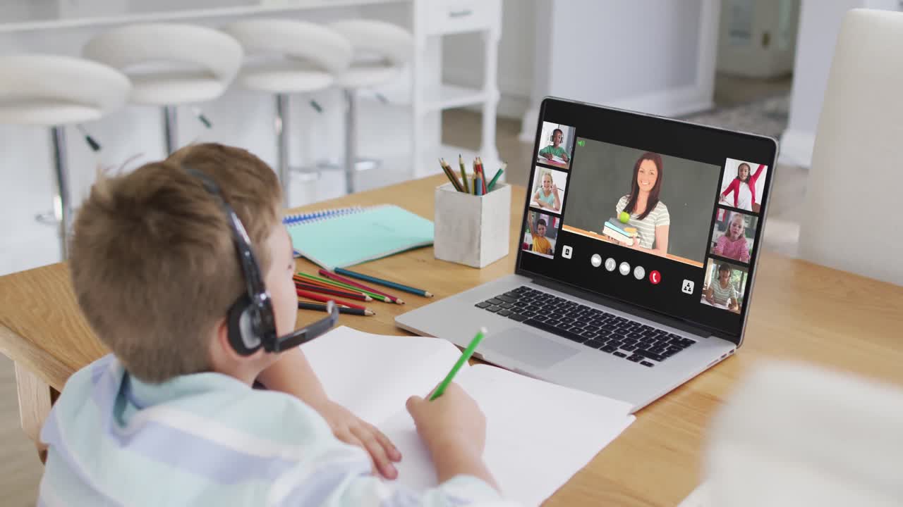 escolar que usa una computadora portátil para una lección en línea en casa, con un maestro y una clase diversos en la pantalla