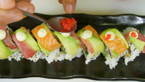 chef masculino preparando sushi en la cocina 4k