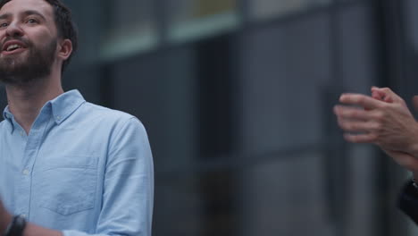 retrato de un hombre de negocios exitoso que alienta al equipo de trabajo.