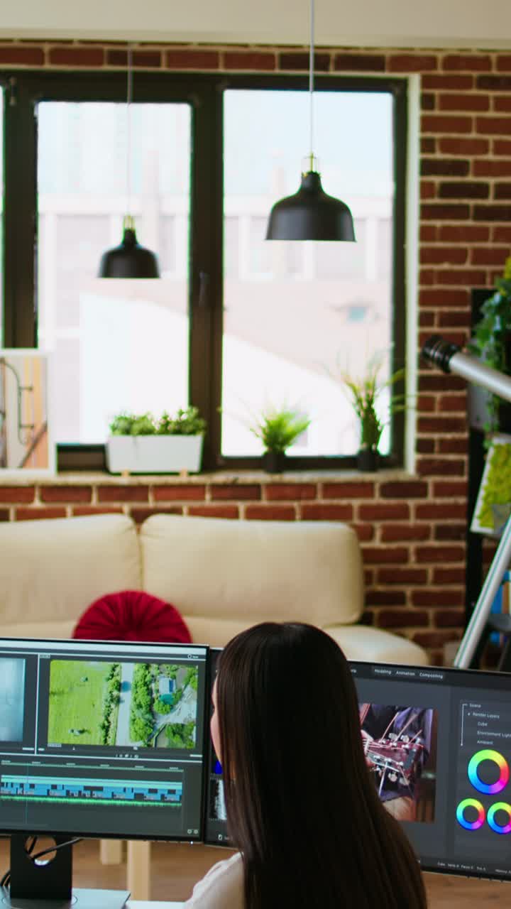 Verticale video: Aziatische vrouw bewerkt video's in creatieve software in haar thuiskantoor