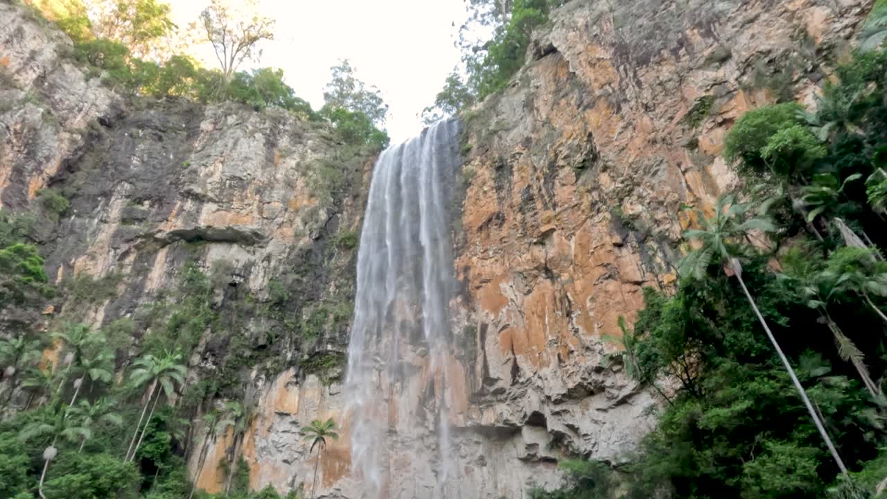 una cascada que cae en cascada por un acantilado rocoso