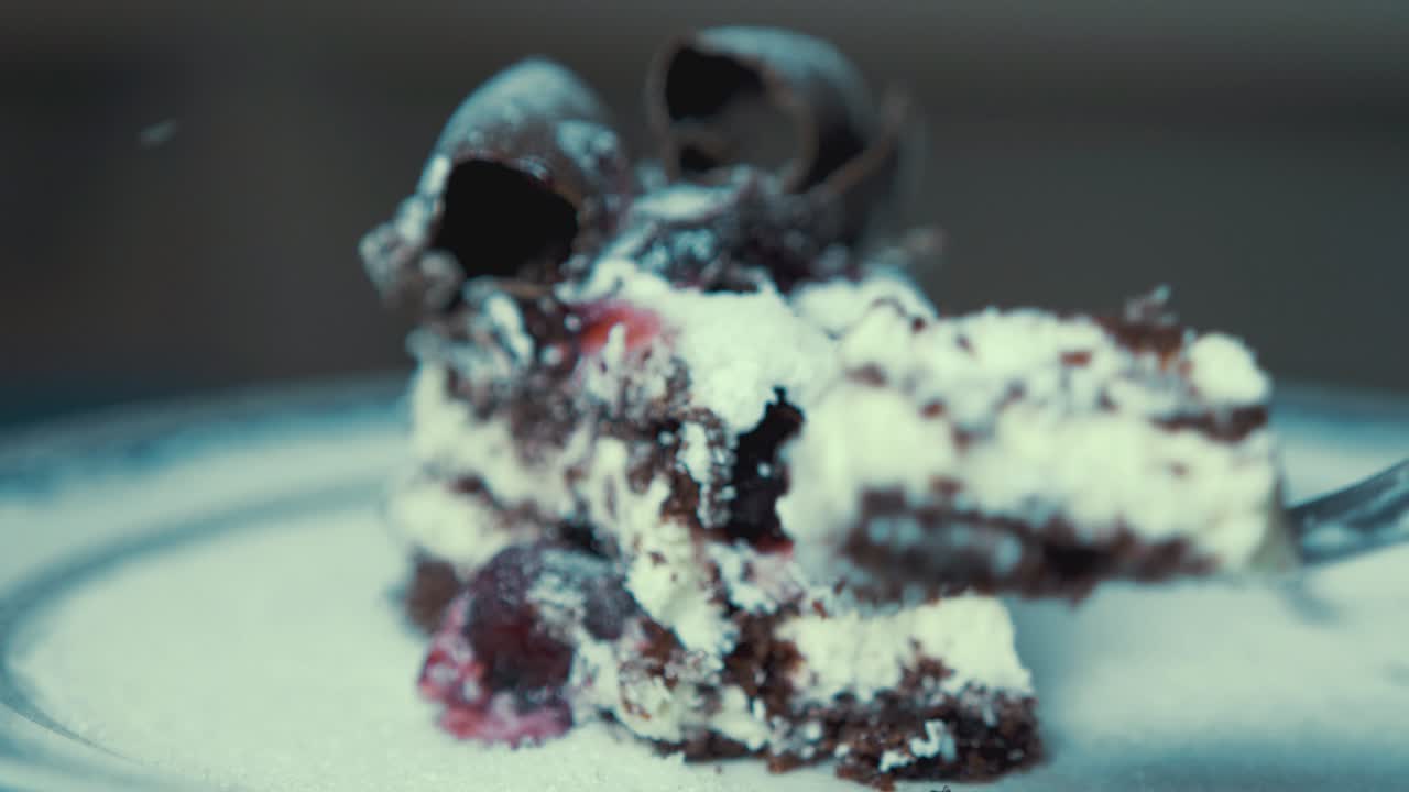 건강에 해로운 음식 식욕을 돋우는 초콜릿 크림 케이크 복용 조각 포크