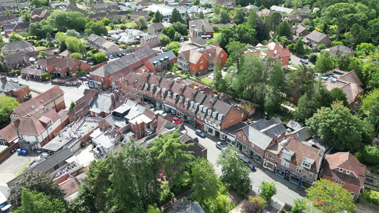 Vista aerea di High Street Brockenhurst, villaggio nella New Forest, Hampshire, Regno Unito