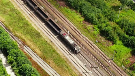 paseos en vagones de tren de carga ferroviaria en ferrocarril