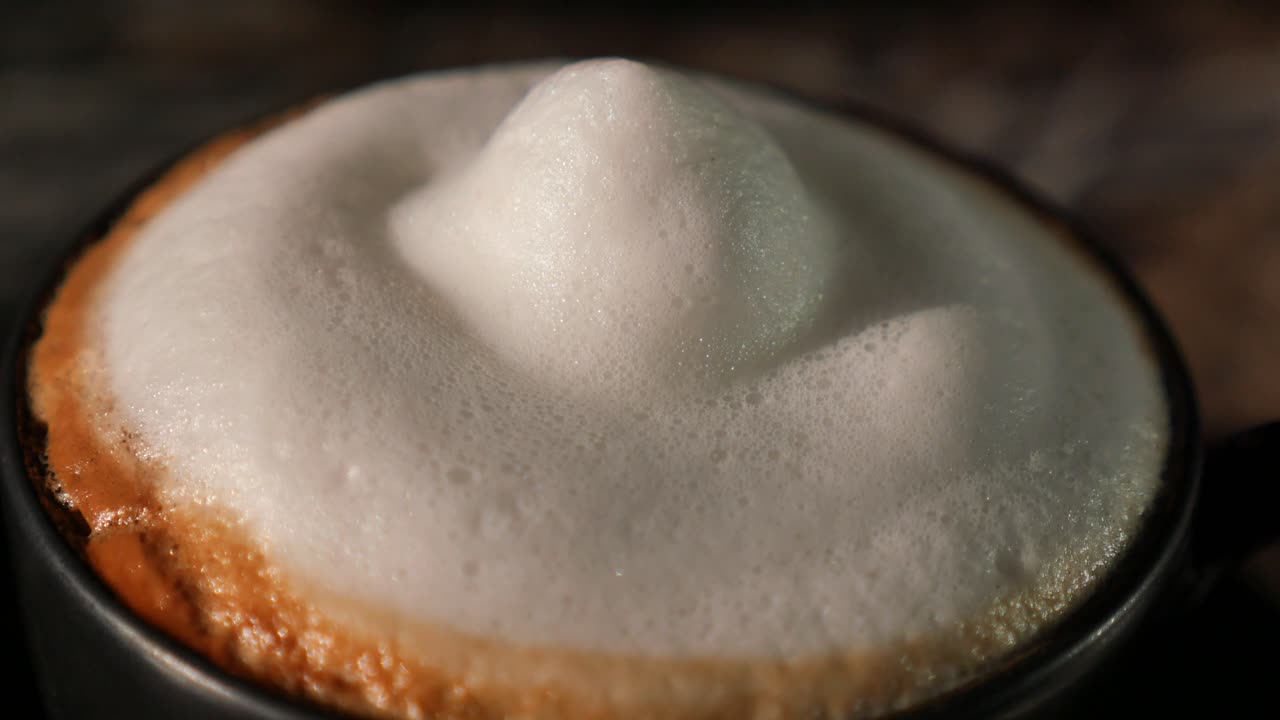 Primo piano di un cappuccino con ricca schiuma di latte