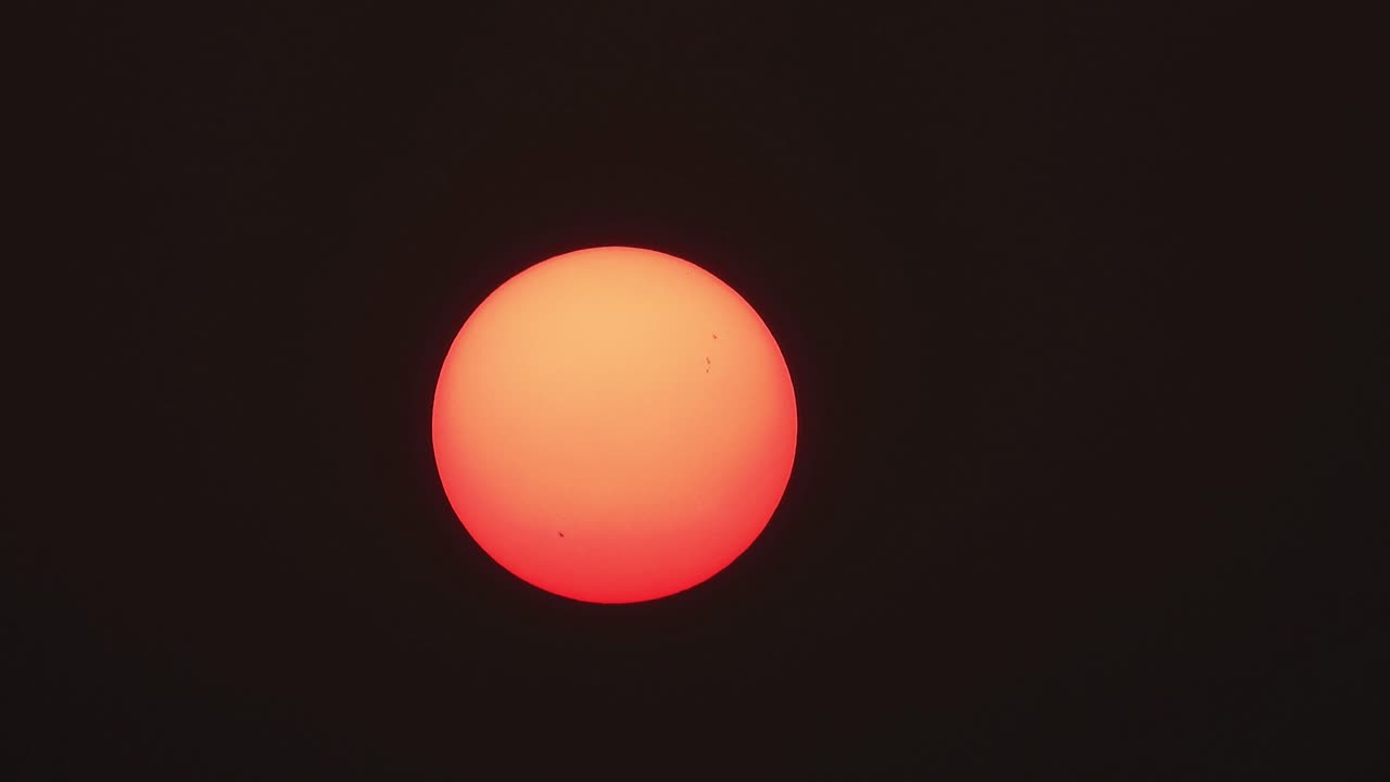 hermosa puesta de sol y manchas solares en el sol