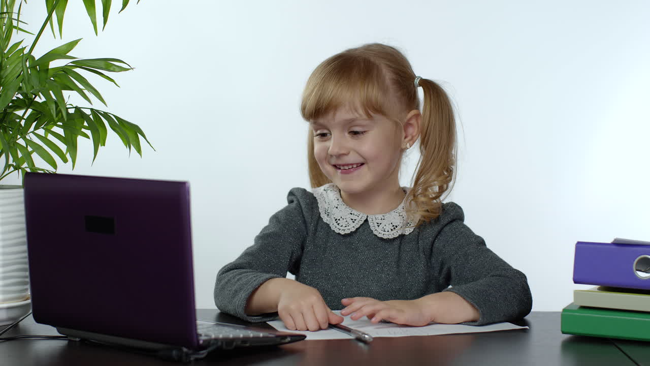 niña escolar aprende lecciones en casa. educación a distancia durante la cuarentena por coronavirus. aprendizaje electrónico