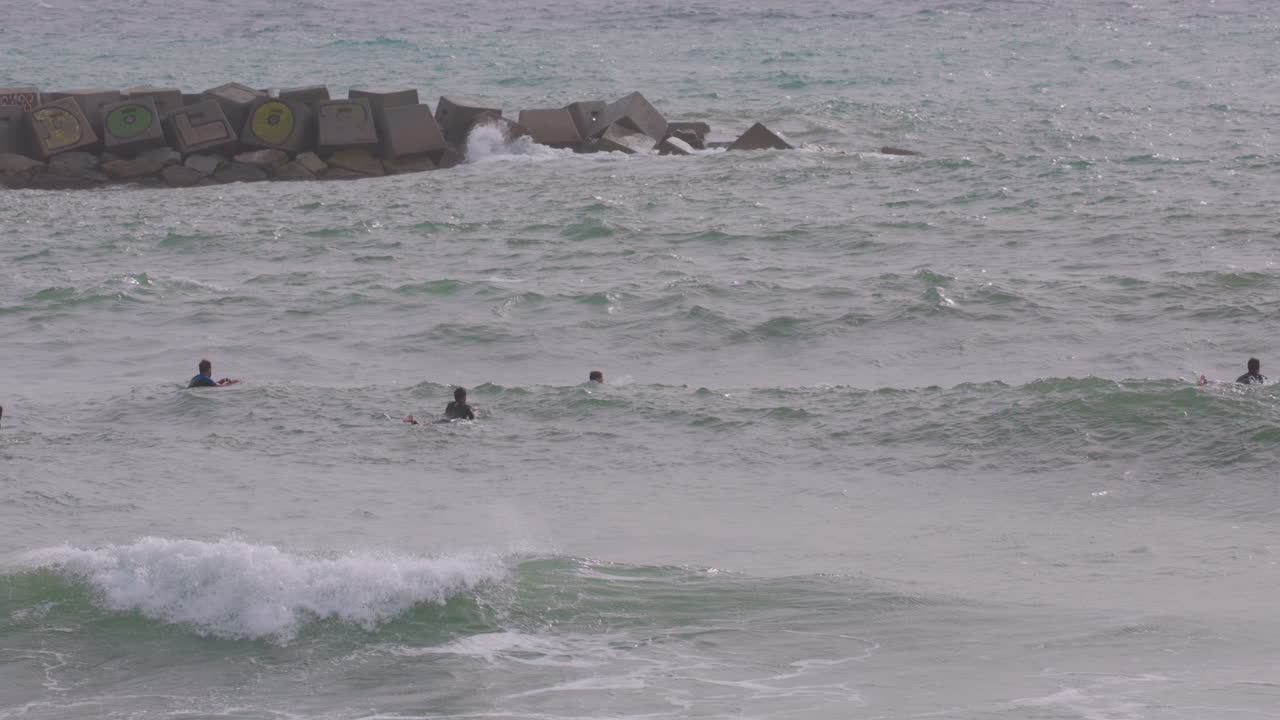 남성 서퍼 가 파도 를 타고 있다