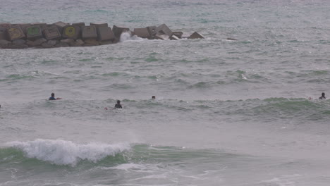 Männlicher-Surfer-Der-Eine-Welle-Reitet