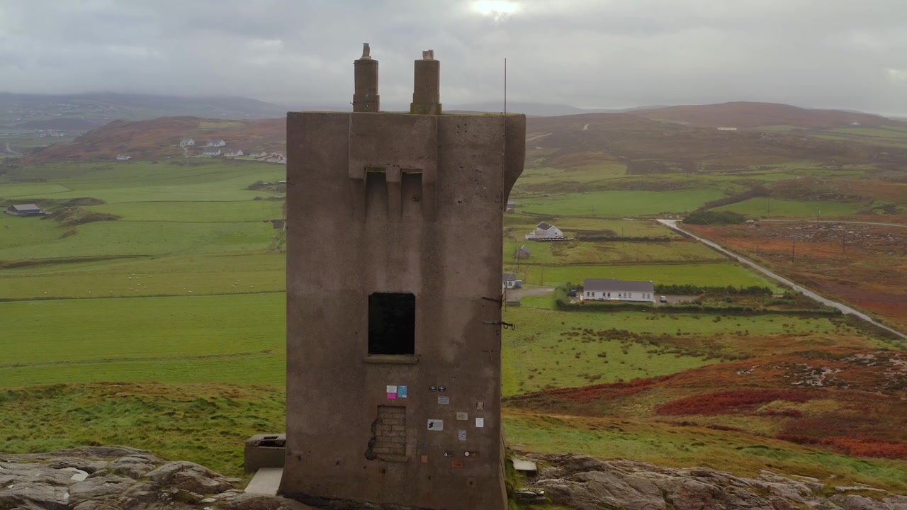 Luftoptagelse i kredsløb af Malin Signal Tower på en tåget morgen med isolerede landskabsudsigter.