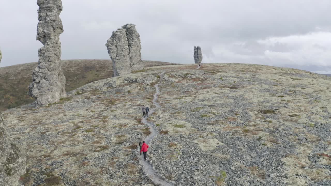 excursionistas en un sendero en un paisaje montañoso