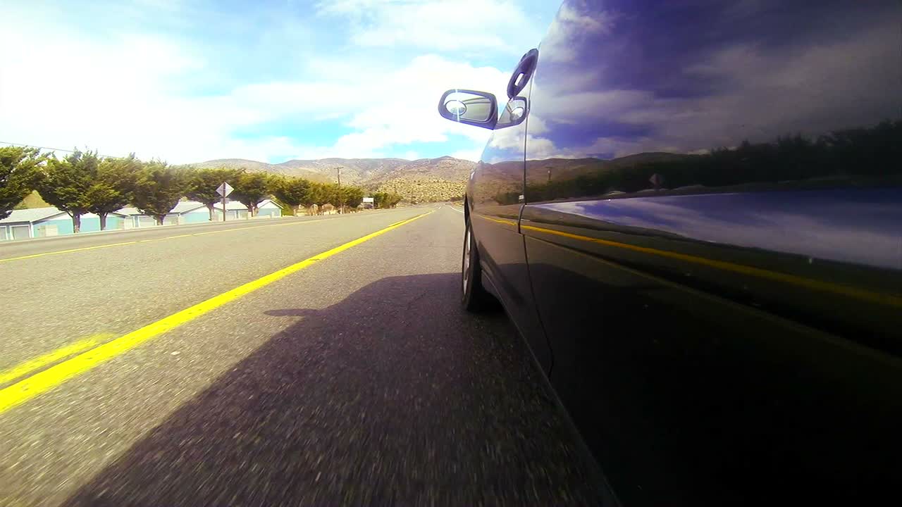 кадр pov вождение по пустынной дороге на большой скорости 1