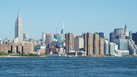 panoramic view of manhattan skyline from williamsburg