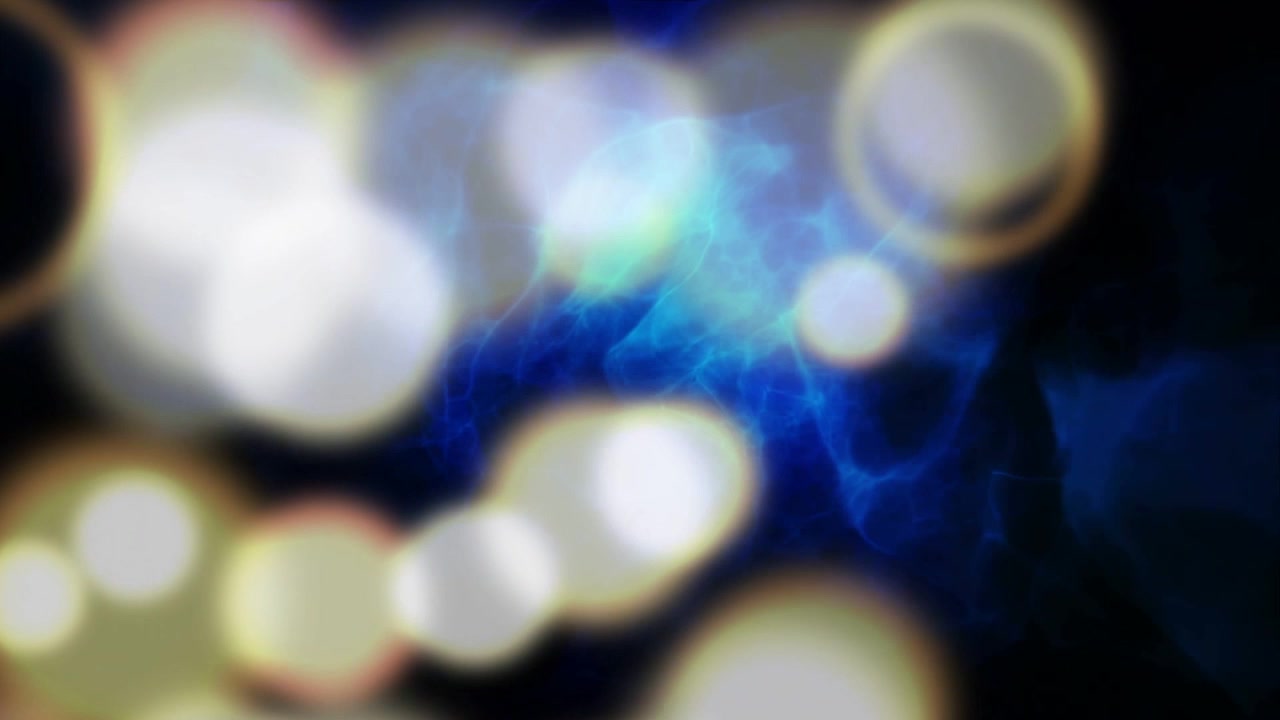 Bokeh-cluster reageert op een blauwe gloedpuls, vermenigvuldigt zich, drijft omhoog, wordt dunner en onthult een nevel.