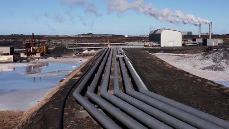 oleoducto industrial en una instalación de energía geotérmica, islandia