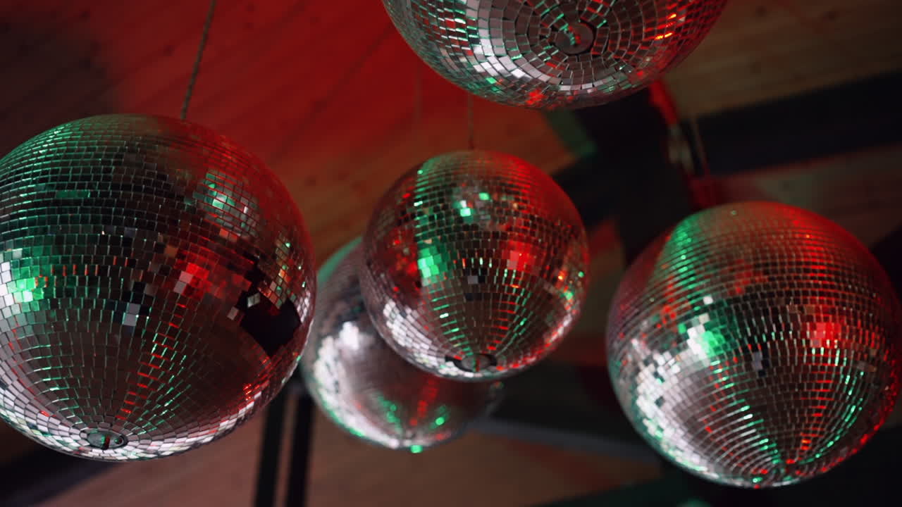 Close-up van discoballen die levendige veelkleurige lichten weerkaatsen.