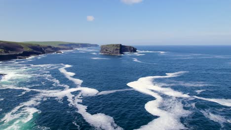 Vista-Aérea-De-Los-Acantilados-De-Kilkee-Mientras-Se-Dirige-Hacia-El-Islote-Del-área-Del-Patrimonio-Natural-De-Illaunonearaun