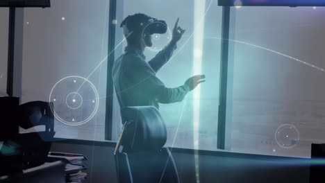 animación de la red de conexiones sobre el hombre de negocios que usa auriculares vr