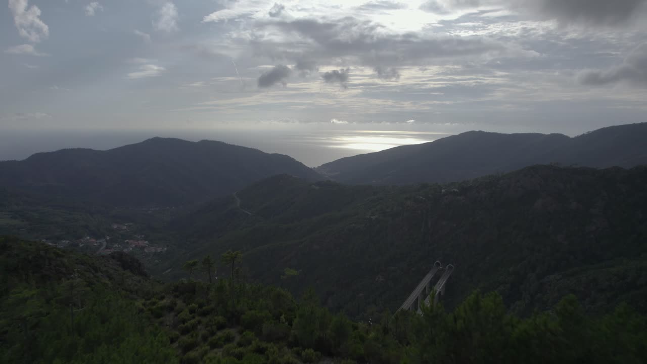 fascinante toma de video volando sobre el puente del paso de bracco en italia y sus alrededores