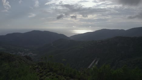 Video-Fascinante-Filmado-Volando-Sobre-El-Puente-Del-Paso-Bracco-En-Italia-Y-Sus-Alrededores