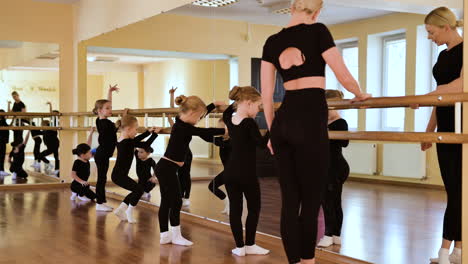 niños en la clase de baile clásico