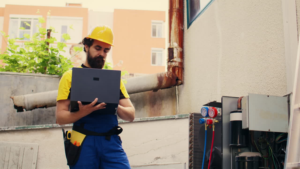 el trabajador detecta la causa del daño del condensador