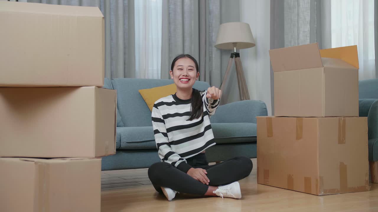 행복한 여성이 새로운 집으로 이사합니다.