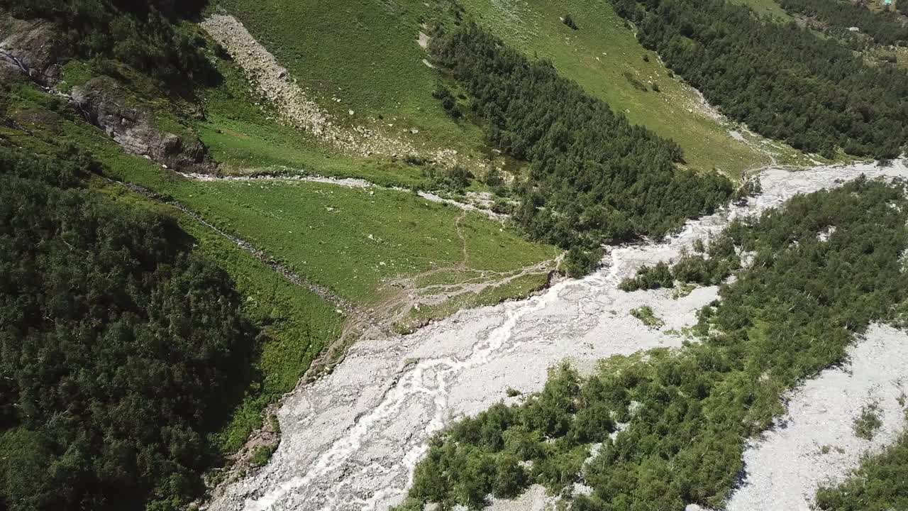 vista aérea de un valle montañoso con río y bosque