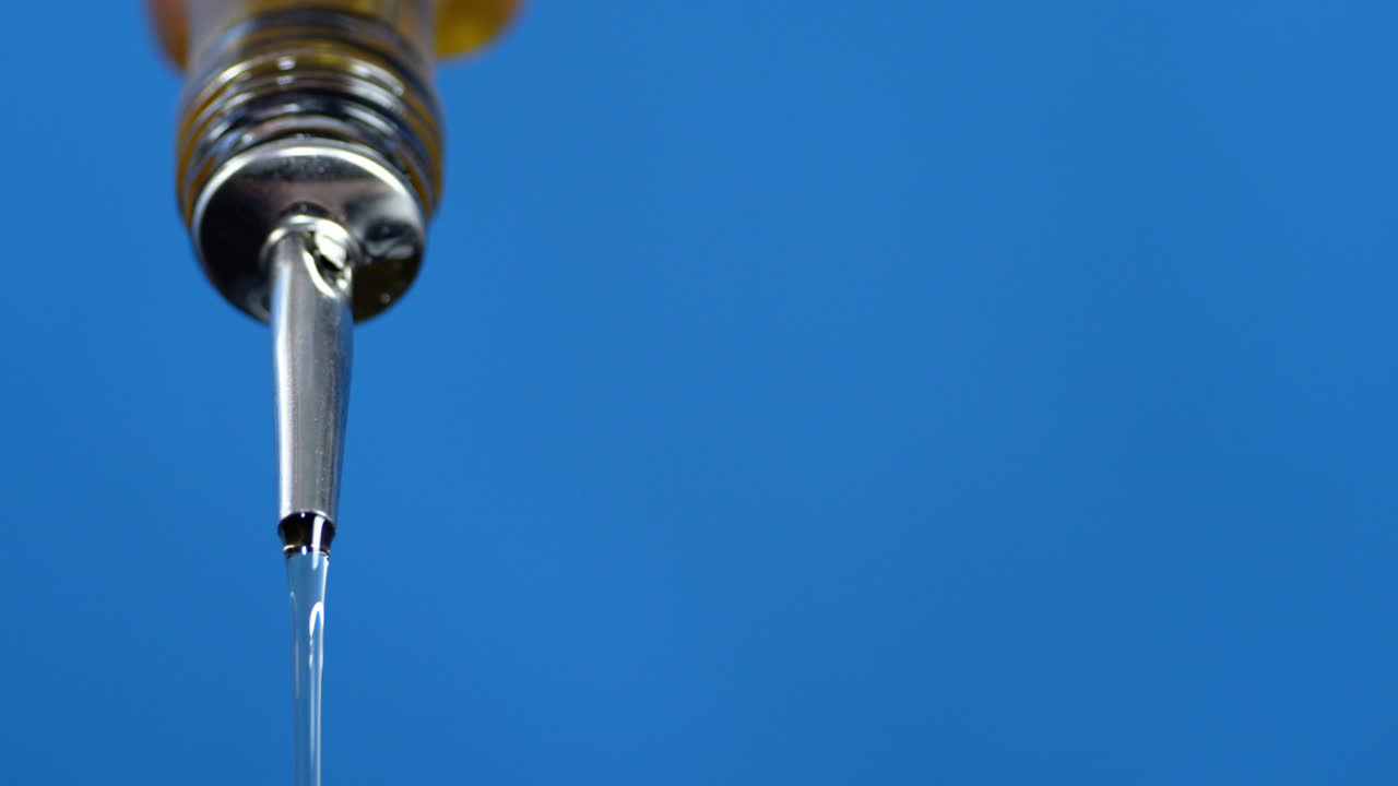 el aceite de oliva se agota de la botella.