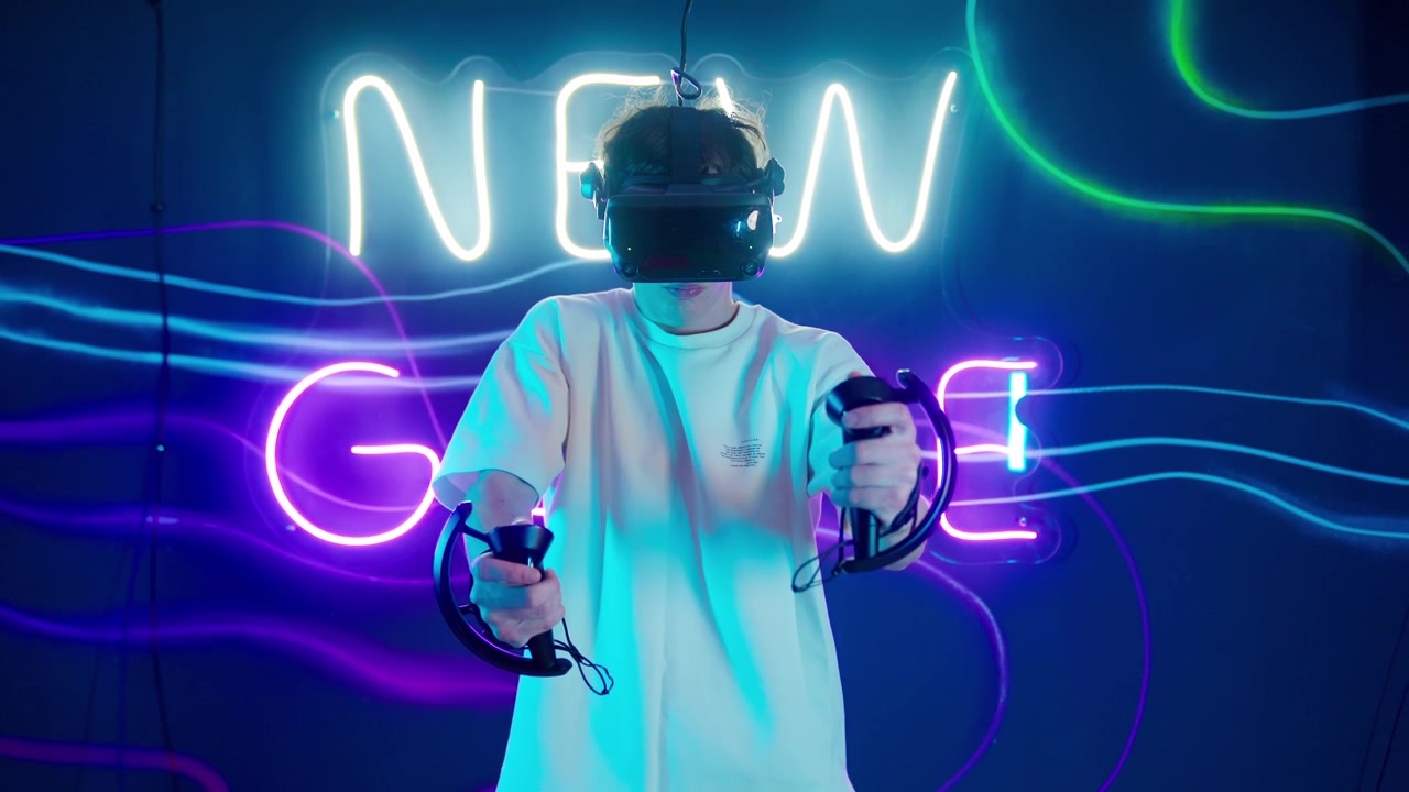 Pria Muda Bermain Game Realitas Virtual dengan Lampu Neon