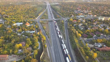 vista aérea de drones sobre el tráfico congestionado en carreteras y puentes