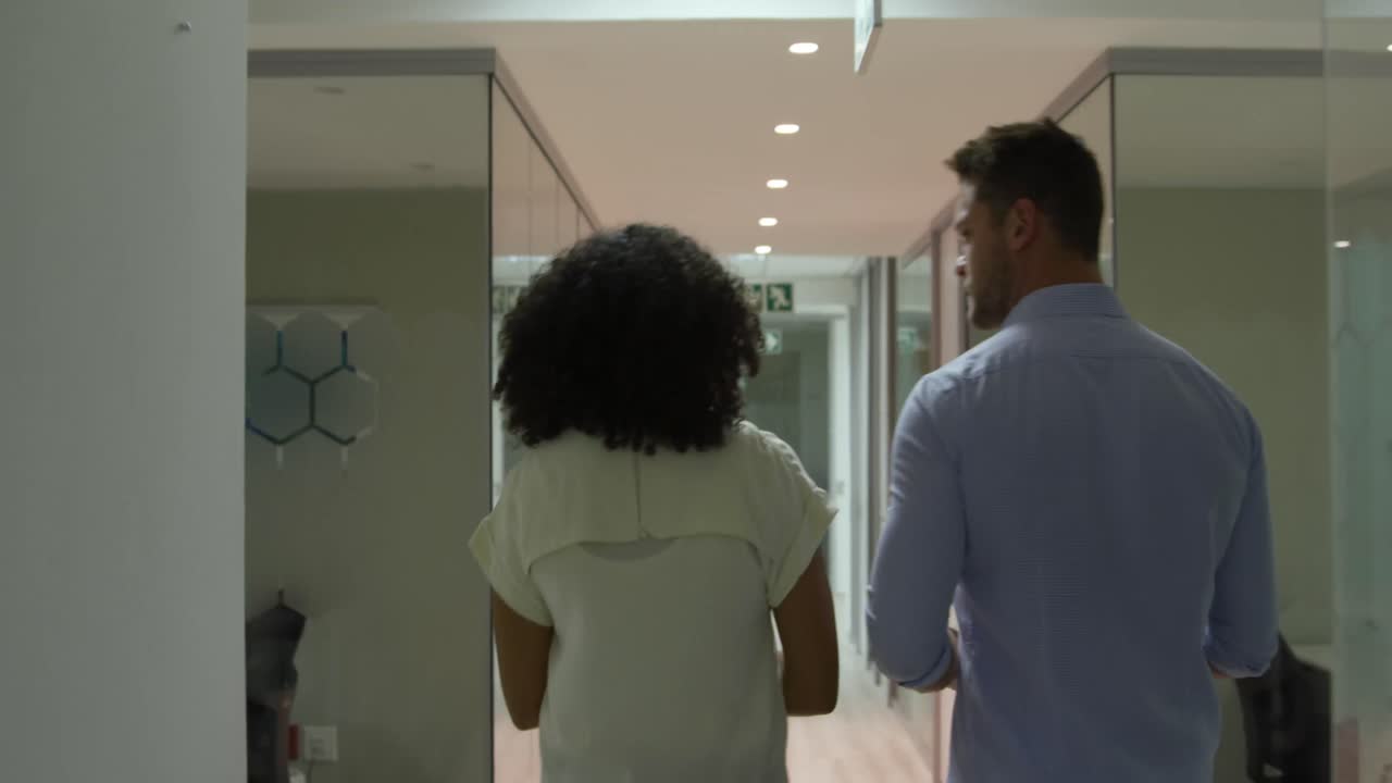 giovani dirigenti di ufficio che discutono su un laptop in un ufficio moderno