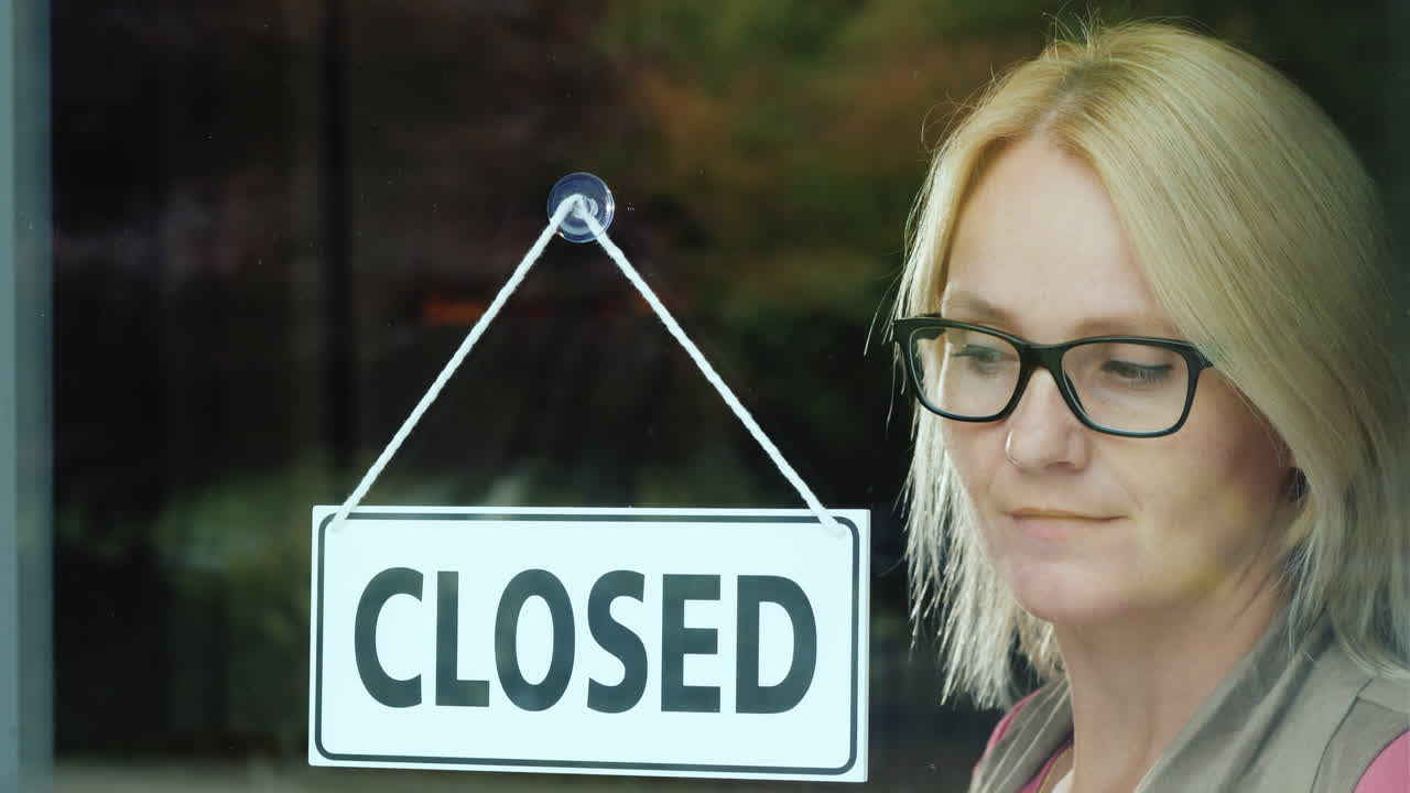 un retrato de una mujer triste en la mesa está cerrado en la puerta saliendo del concepto de negocio