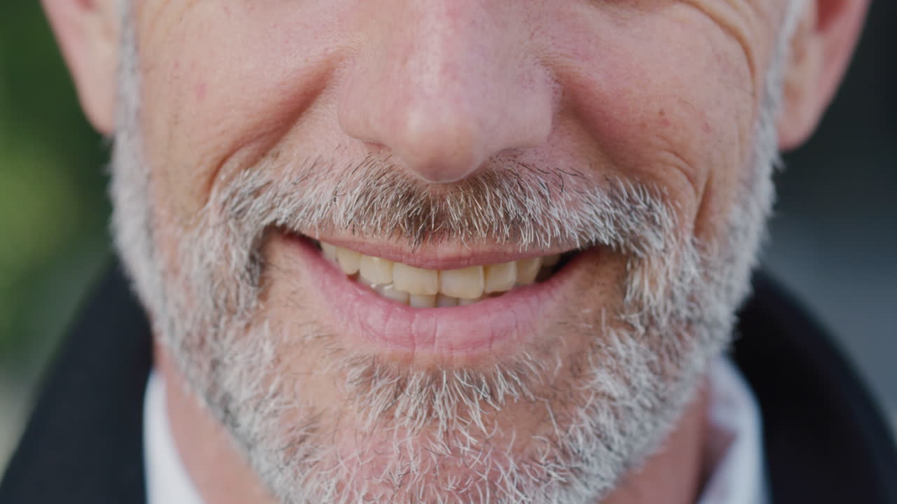 anciano, hombre y sonrisa en zoom de dientes