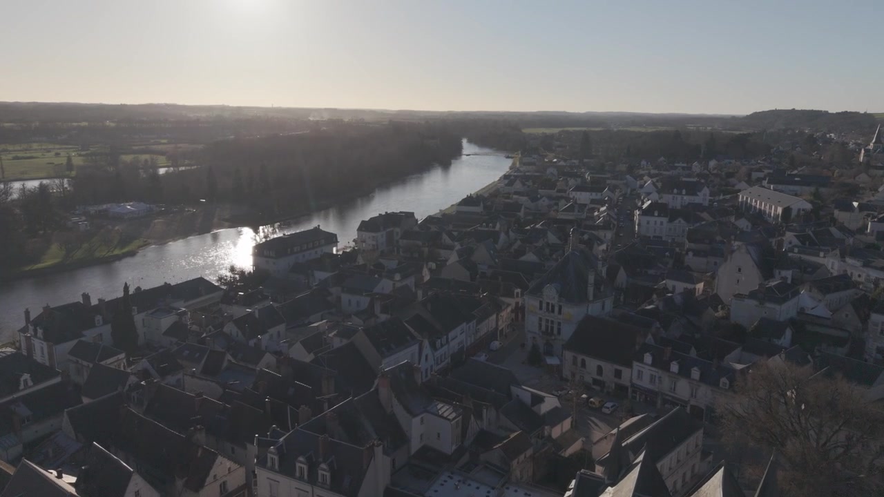 Una veduta aerea sui tetti di una città della Valle della Loira e una dolce ansa del fiume vicino ad Amboise