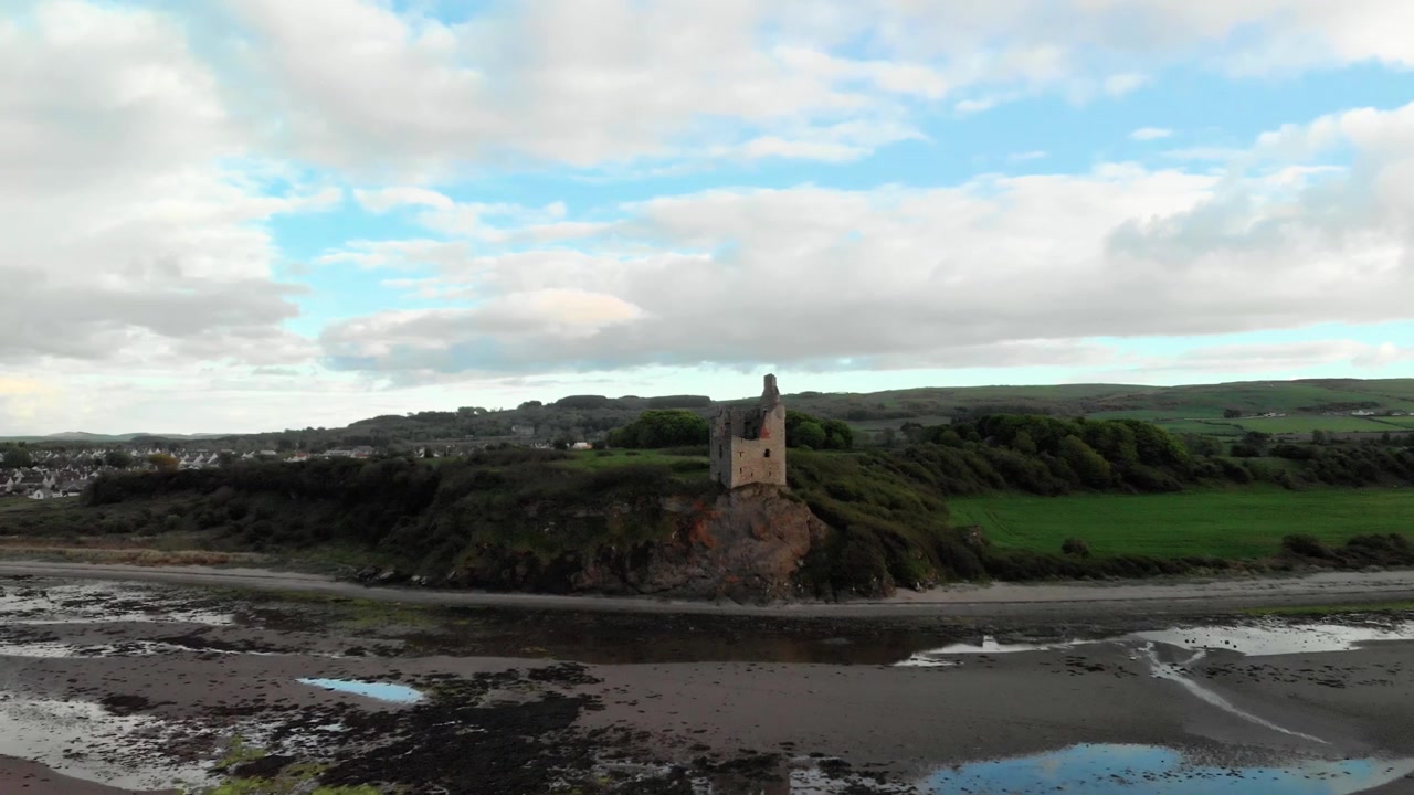 Il drone sorvola le rovine del Castello di Greenan arroccato sulla scogliera di Ayr, Scozia.