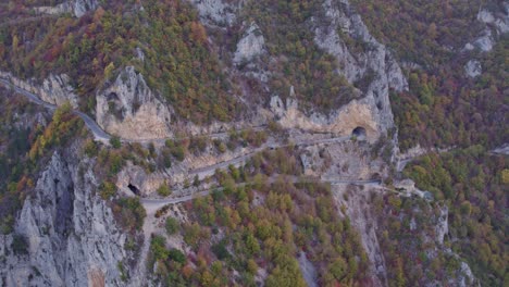 Piva-Lake-Canyon-Mit-Herbstfarben-Bei-Sonnenaufgang,-Goldenes-Licht,-Luftaufnahme