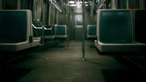 tren de metro de tránsito público vacío